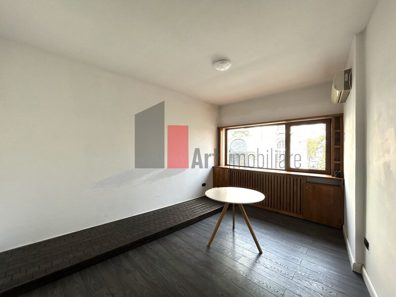 Zona ultracentrala, casa cu 2 camere P+1E.