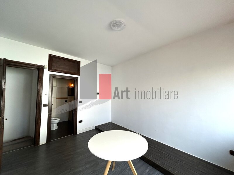 Zona ultracentrala, casa cu 2 camere P+1E.