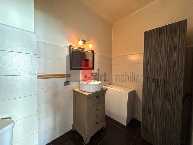 Zona ultracentrala, casa cu 2 camere P+1E.